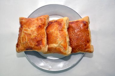 Khachapuri, Azerbaycan mutfağının beyaz arka planlarını katmanlamış. Beyaz bir tabakta dikdörtgen şeklinde bir khachapuri. Khachapuri. Beyaz tabakta yumurta ve peynirli Gürcistan turtası. .