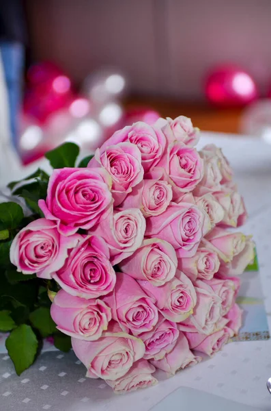 Ein Strauß Vieler Pinkfarbener Frischer Rosen Vereinzelt Auf Verschwommenem Hintergrund — Stockfoto