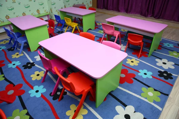 Gyermekbútorok Játékok Óvodában Üres Asztalok Gyermekétkezde Székekkel Asztallal Emberek Nélkül — Stock Fotó