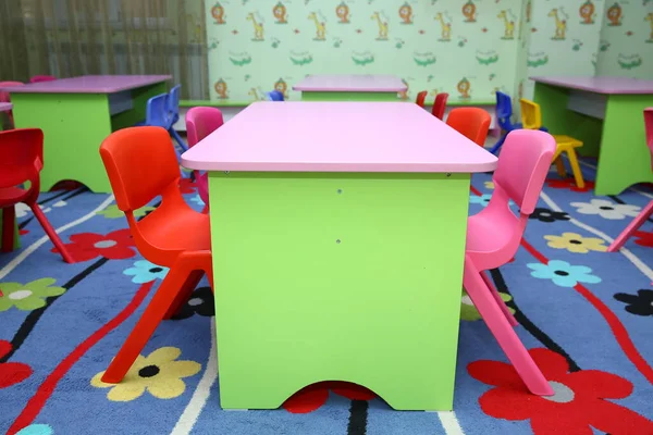 Egy Gyermekétkezde Székekkel Asztallal Emberek Nélkül Egy Tágas Óvoda Belseje — Stock Fotó