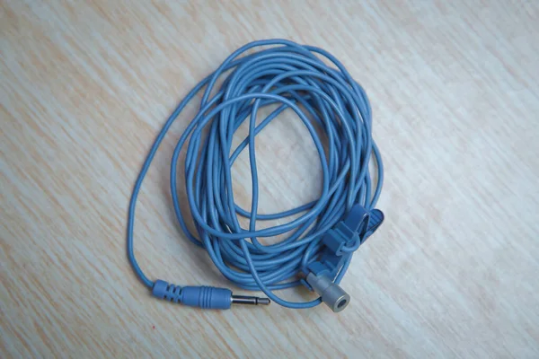 Blue Microphone Headphone Splitter Cable Кабель Микрофона Деревянном Фоне — стоковое фото