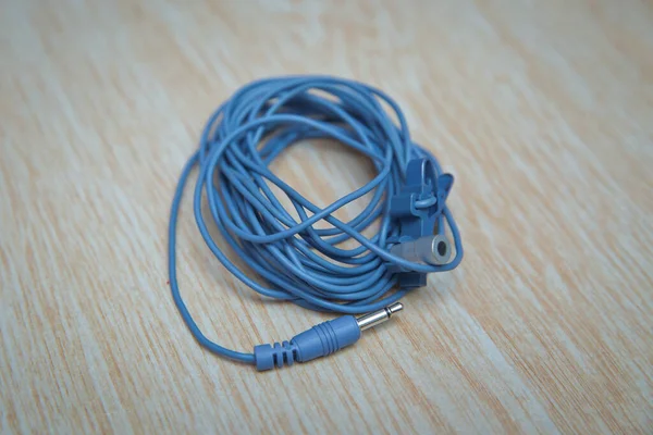 Blue Microphone Headphone Splitter Cable Кабель Микрофона Деревянном Фоне — стоковое фото
