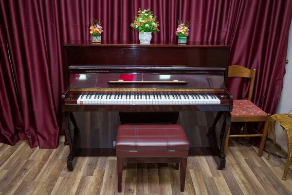 Großes Braunes Holzklavier Und Rote Bank Zimmernähe Alte Hölzerne Klaviertasten — Stockfoto