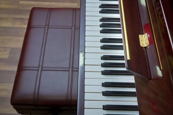 Clavier Piano Classique Déconcentré Aux Couleurs Blanc Marron Presses Piano — Photo