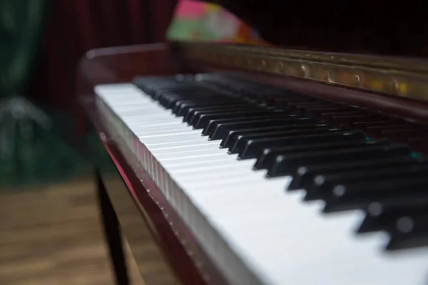 Teclado Piano Clássico Desfocado Cores Brancas Castanhas Prensas Piano Teclas — Fotografia de Stock