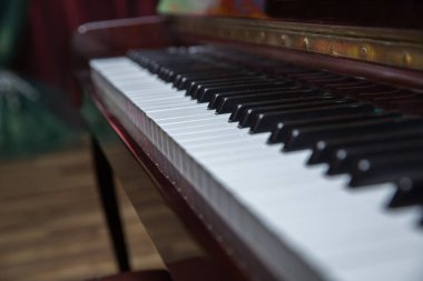 Klasik piyano klavyesinin beyaz ve kahverengi renklerinden arındırılmış hali. Piyano presleri. Piyano tuşları kapanıyor. Müzik aleti. Odaklanmayı ve yumuşak odaklanmayı seç. Tahta bir piyanonun yakın plan görüntüsü .