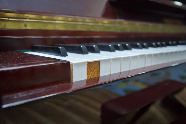 Классическая Фортепианная Клавиатура Разряжена Белый Коричневый Цвета Пресс Фортепиано Ключи — стоковое фото