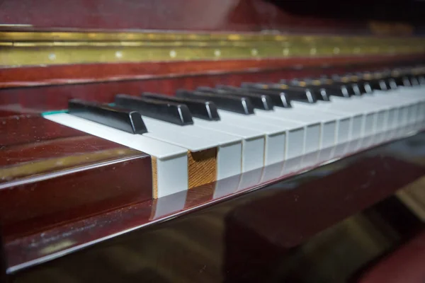 Teclado Piano Clásico Desenfocado Colores Blanco Marrón Prensas Para Piano — Foto de Stock