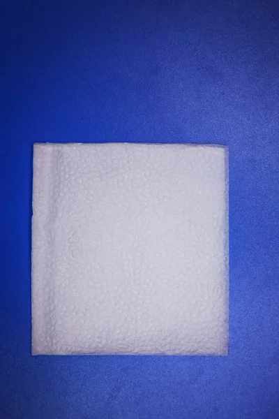 Guardanapo Branco Quadrado Bar Isolado Fundo Azul Guardanapo Papel Branco — Fotografia de Stock