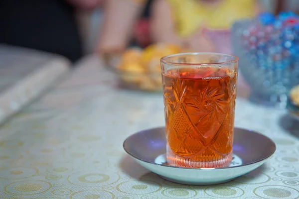 Xícara de chá isolado em branco. Chá do Azerbaijão em vidro tradicional isolado em fundo branco. Copo de chá do Azerbaijão isolado em branco  . — Fotografia de Stock