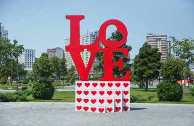 Azerbaycan Bakü 7.07.20202. Azerbaycan 'da halka açık bir parktaki parlak renkli, açık bir heykel, 