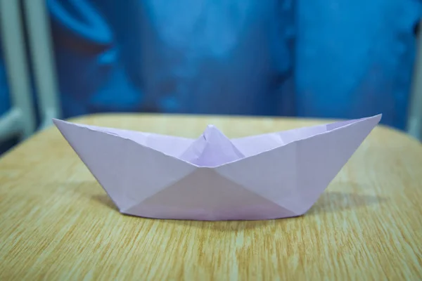 Origami Papierschiff Führungskonzept Mit Pfirsichpapierschiff Der Spitze Unter Den Holzschiffen — Stockfoto