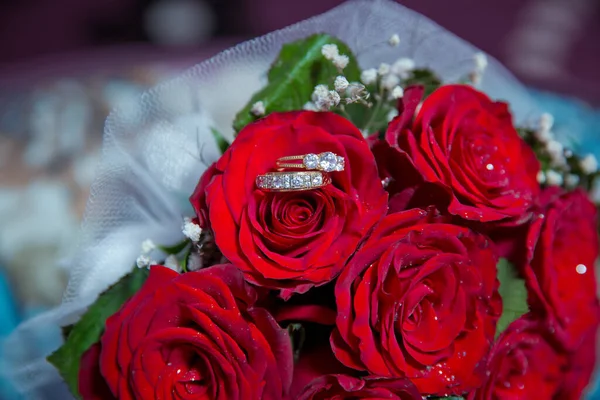 Złote Obrączki Bukiecie Czerwonych Złotych Kwiatów Pierścionki Bukiecie Ślubnym — Zdjęcie stockowe