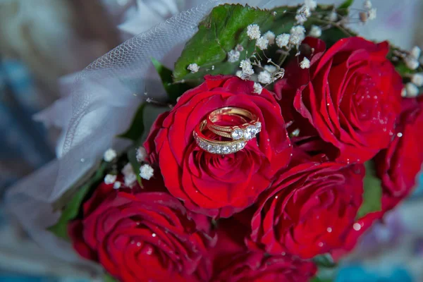 Gouden Trouwringen Een Boeket Van Roodgouden Bloemen Ringen Het Bruiloft — Stockfoto