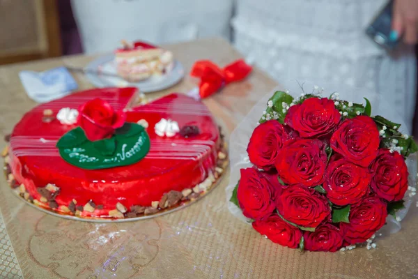 Röd rund tårta. Röda blommor på tårtan. Röd ros på tårtan. Röda rosor bröllop bukett . — Stockfoto