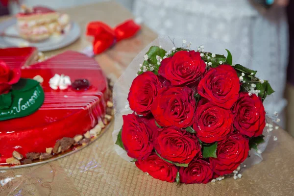 Red round cake. Red flowers on the cake. Red rose on the cake . Red roses wedding bouquet .