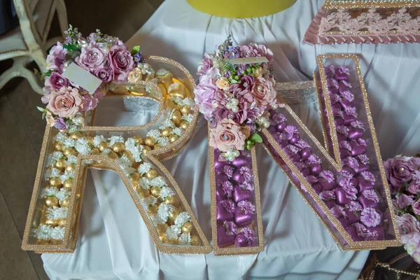 Caixa de chocolate transparente. Letras amarelas e rosa R e N chocolate . — Fotografia de Stock