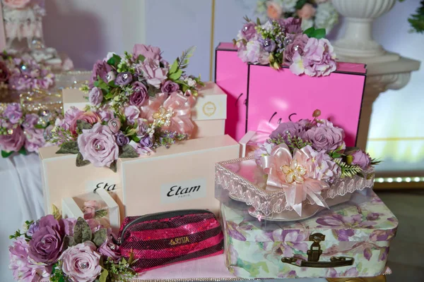 Cesto de noivado. Mala de rosa. Saco de mulheres vermelhas. caixa de presente. Cesta com doces está em cima da mesa. Acessórios de noivado . — Fotografia de Stock