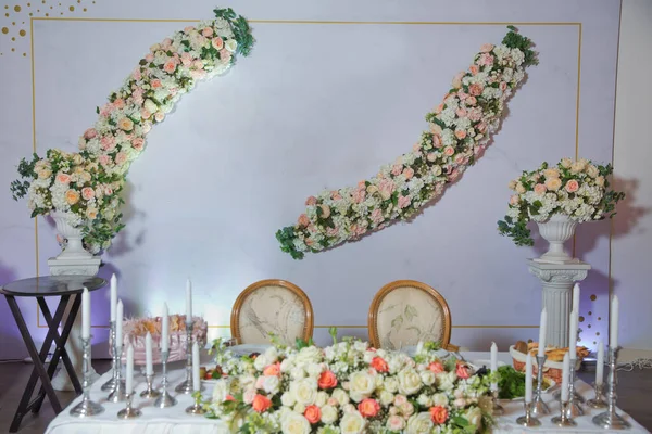 Conjunto de mesa para festa de evento ou recepção de casamento de flores brancas. Banquete de casamento em restaurante, mesas com flores e decorações, velas. — Fotografia de Stock