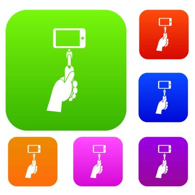 Cep telefonu set koleksiyonu ile bir selfie sopa tutan el