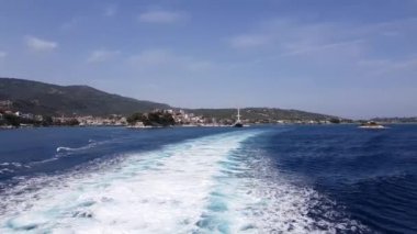 Adayı terk feribot tekne motorlarından oluşan su izleme.