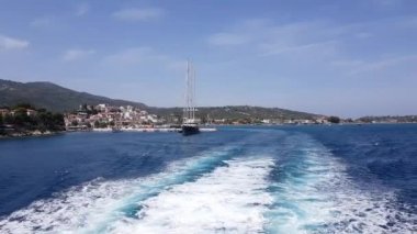 Adayı terk feribot tekne motorlarından oluşan su izleme.