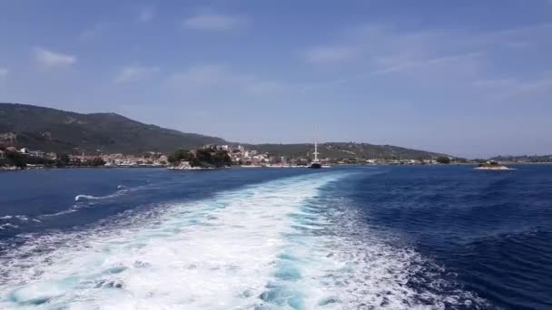 Wasserspuren von Fährschiffsmotoren, die Insel verlassen. — Stockvideo