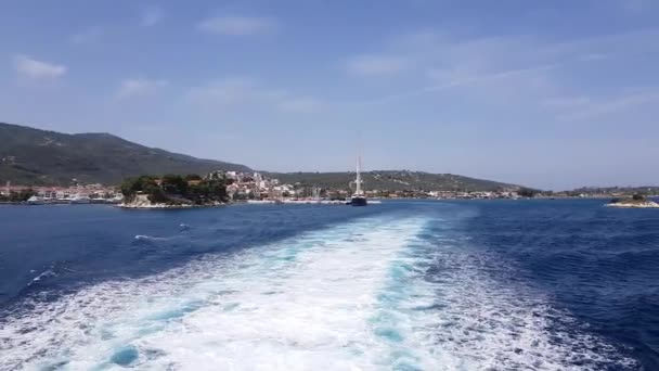 Trace d'eau formée par les moteurs de ferry quittant l'île . — Video