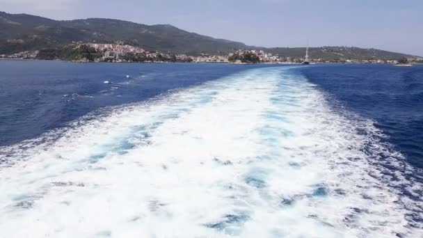 Water trail foaming behind a ferry — Stock Video