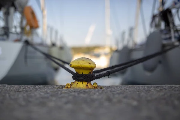 2 yachts secured on a metal bollard — Stock Photo, Image