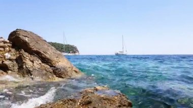 Küçük dalgalar kayaların üzerinde sıçramasına