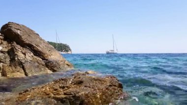 Küçük dalgalar kayaların üzerinde sıçramasına