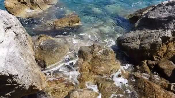 Маленькі хвилі дрімають на скелях — стокове відео