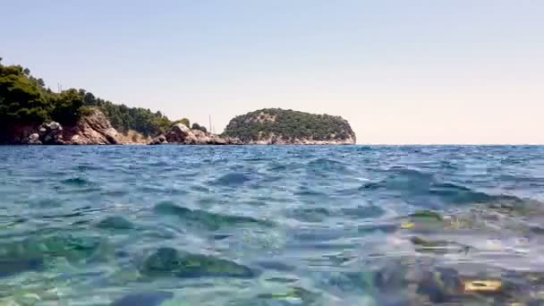 Vista de la bahía de una isla griega — Vídeo de stock