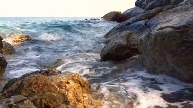 Küçük dalgalar kayaların üzerinde sıçramasına