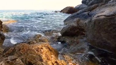 Küçük dalgalar kayaların üzerinde sıçramasına