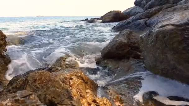Malé vlny stříkající na skalách — Stock video