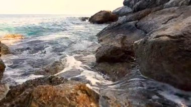 Küçük dalgalar kayaların üzerinde sıçramasına