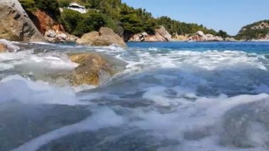 Küçük dalgalar kayaların üzerinde sıçramasına