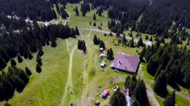 Yaz mevsimi boyunca Rodop dağlarındaki Snezhanka kulesinden kuş bakışı manzara, Bulgaristan.
