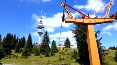 Bulgaristan 'ın Pamporovo kış kayak merkezinde yaz boyunca boş sandalye yükseliyor.