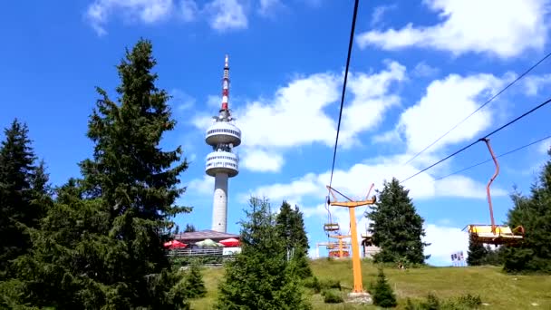 Lege stoeltjeslift klimmend in Pamporovo winter skigebied in Bulgarije in de zomer. — Stockvideo