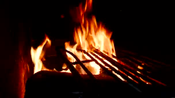 Imágenes 4K de fuego ardiente brillante en la chimenea. — Vídeo de stock