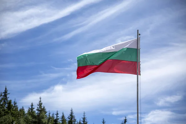 İpeksi bulutlar karşı kutup Bulgar Ulusal bayrak. — Stok fotoğraf