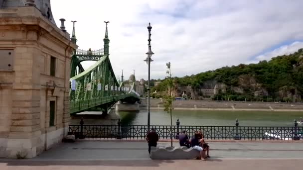 Liberty Bridge 4k footige z transportu publicznego w Budapest, Węgry. — Wideo stockowe