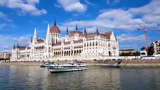 4K кадров парламента в Будапеште во время прогулки на лодке вдоль Дуная. — стоковое видео