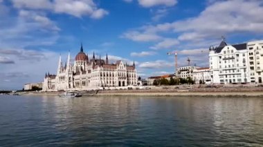 Budapeşte Parlamentosu 'nun Tuna Nehri boyunca bir tekne gezisi sırasında 4K görüntüsü..