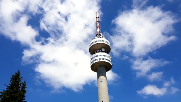 Torre de televisión Snezhanka en el pico Snezhanka en Pamporovo durante el verano. — Vídeo de stock