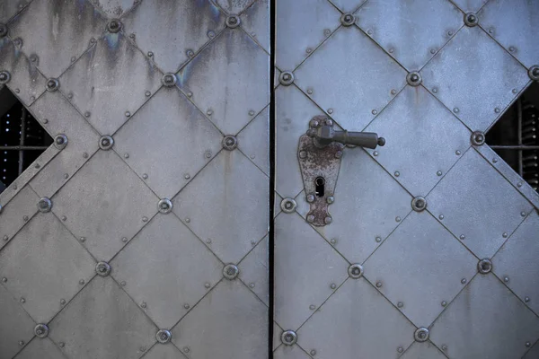 Kaplama Metal kapı kilidi ile bir ortaçağ kalesi