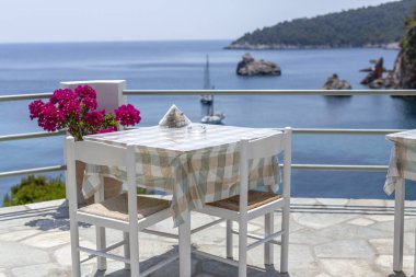 Müşteriler tarafından deniz terasa Skopelos, Yunanistan için bekleyen Restoran tablolar.